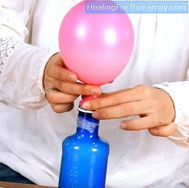 Oppblås en ballong uten luft. morsomt eksperiment for barn