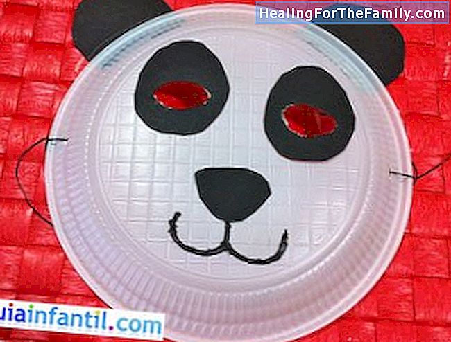 Panda-naamari, jossa on paperilevy. Carnival käsityöt