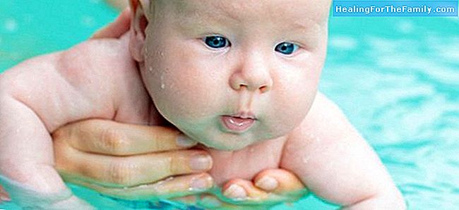 Bébés dans l'eau. Apprendre à nager